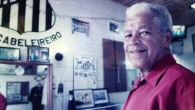 Morre o barbeiro que moldou o topete do Rei Pelé