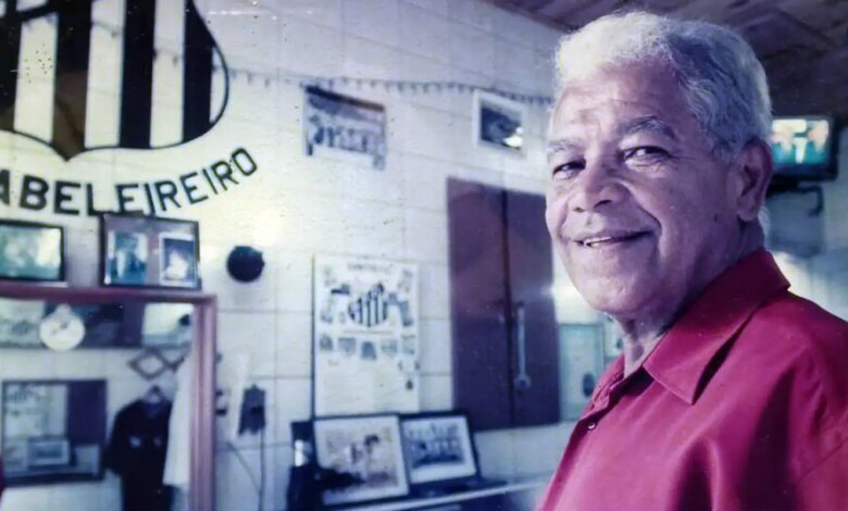 Morre o barbeiro que moldou o topete do Rei Pelé