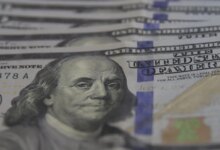 Dólar fecha em R$ 5,16 e atinge menor valor em 20 meses