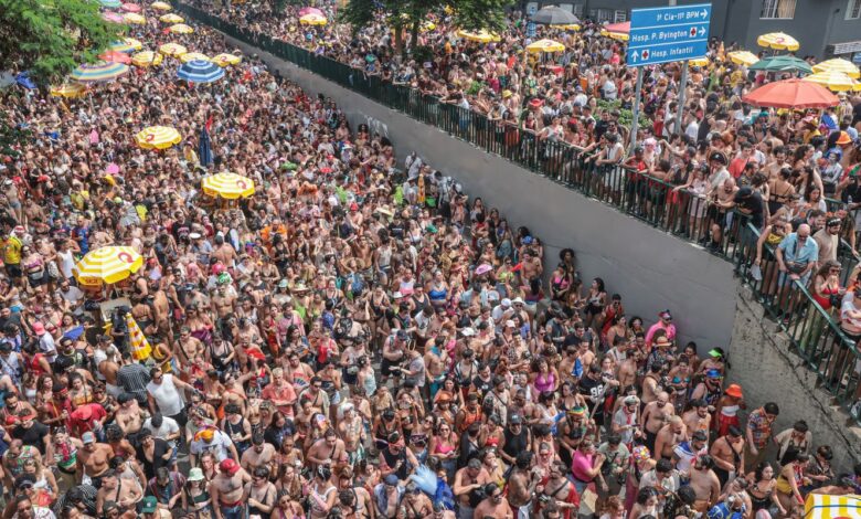 Tarde de blocos no Bixiga valoriza músicas brasileiras em São Paulo