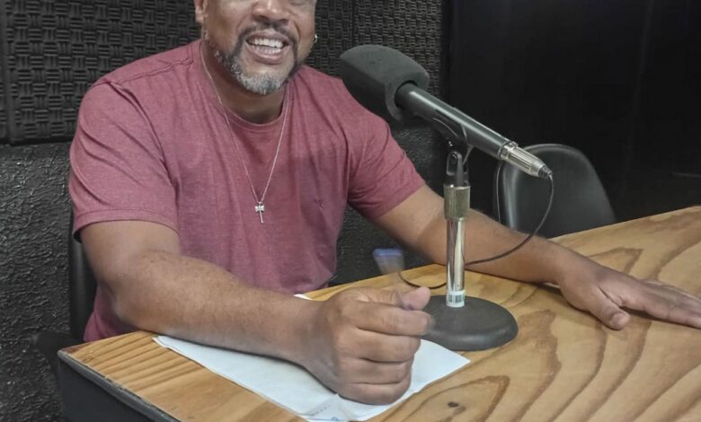 Samba-enredo é um grande enunciado político, diz sociólogo