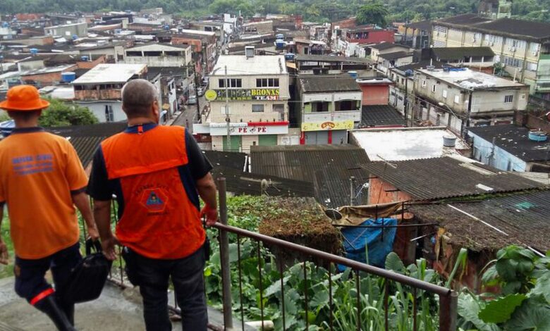 Tempestade atinge o Guarujá, causa alagamentos e deixa 12 desabrigados