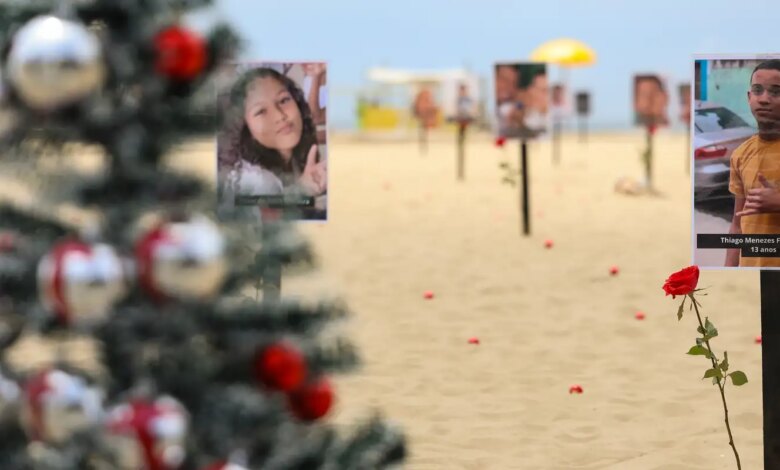 "Carinhoso, sorridente, feliz", diz mãe sobre filho morto por PMs