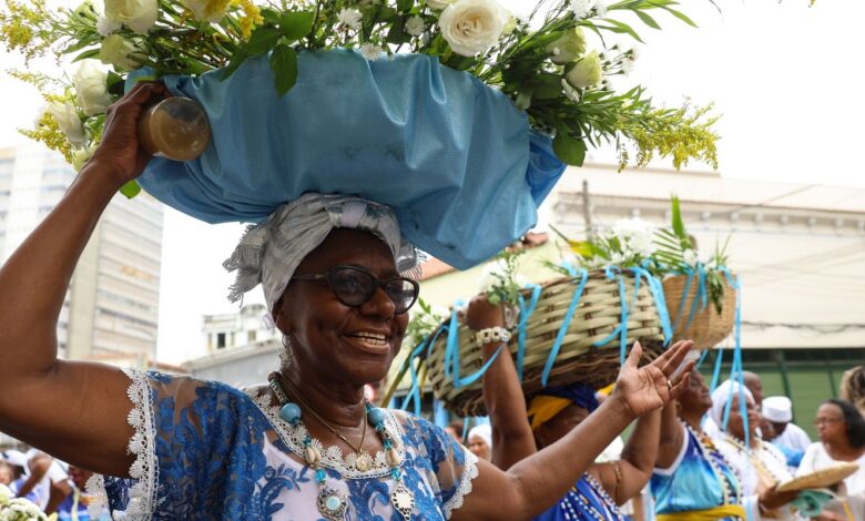Devotos presenteiam Iemanjá em série de homenagens no Rio de Janeiro