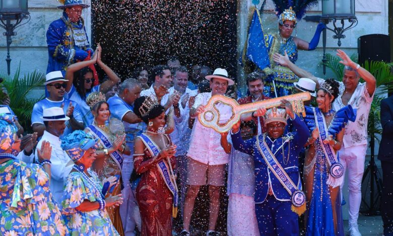 Rei Momo recebe chave da cidade e abre o Carnaval do Rio 2026