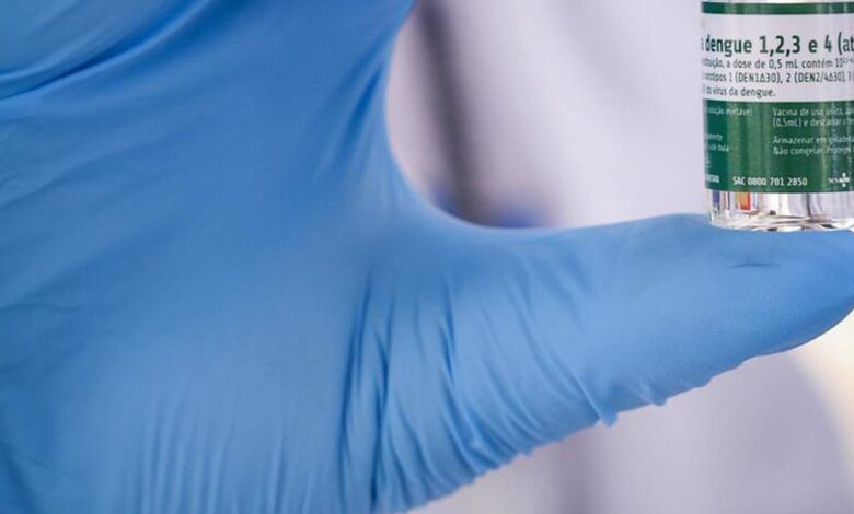 Começa vacinação de 1,2 milhão de profissionais de saúde contra dengue