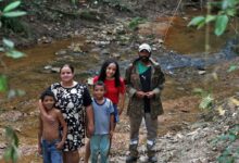 Crianças de comunidade quilombola andam na escuridão para ir à escola