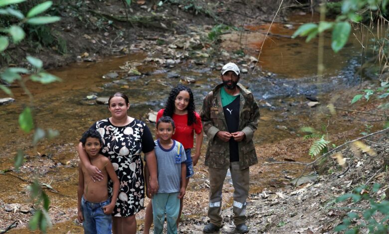 Crianças de comunidade quilombola andam na escuridão para ir à escola