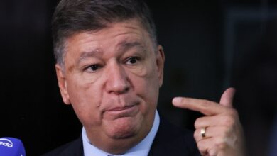 Dino dá 5 dias para senador explicar repasse de emendas à Lagoinha