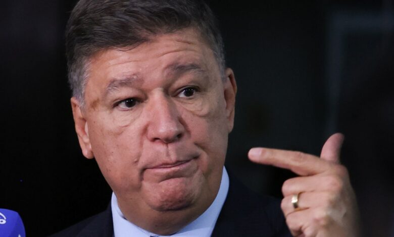 Dino dá 5 dias para senador explicar repasse de emendas à Lagoinha