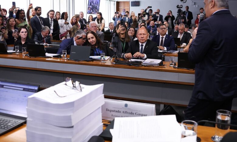 Relatório da CPMI do INSS pede indiciamento de 216 pessoas