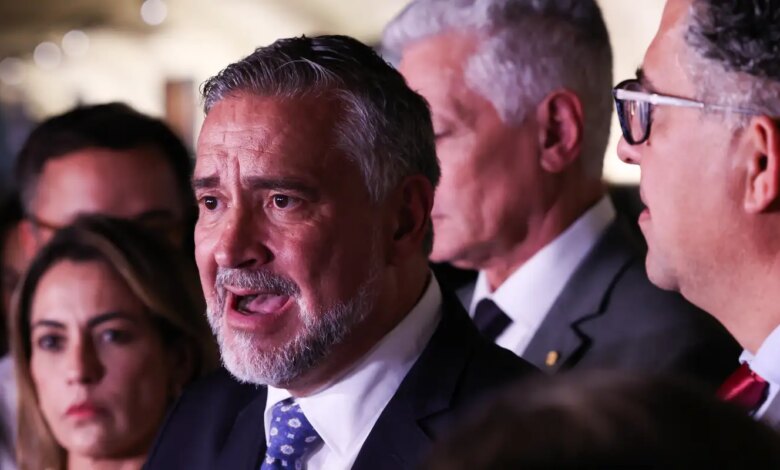 Base do governo pede indiciamento de Bolsonaro na CPMI do INSS