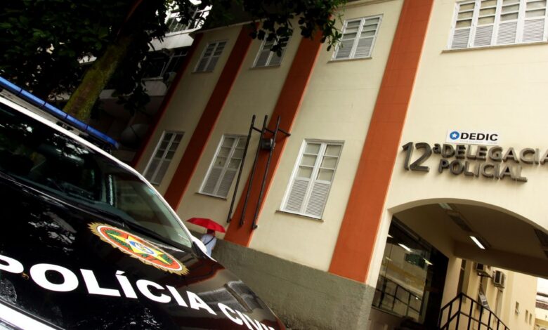 Indiciado por estupro coletivo no Rio se apresenta à polícia e é preso