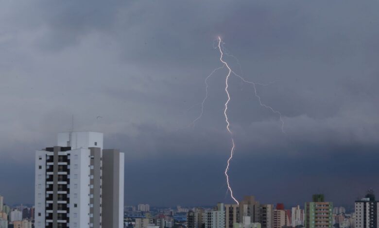 Chuva em SP provoca alagamentos e deixa zona leste em estado de alerta
