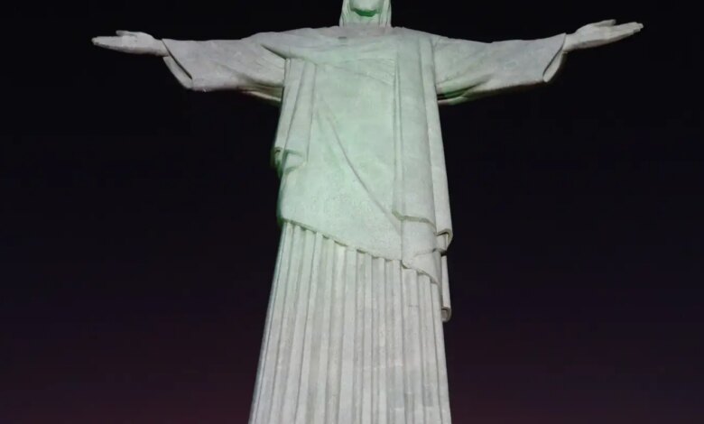Cristo Redentor é iluminado com mensagens de campanha contra violência