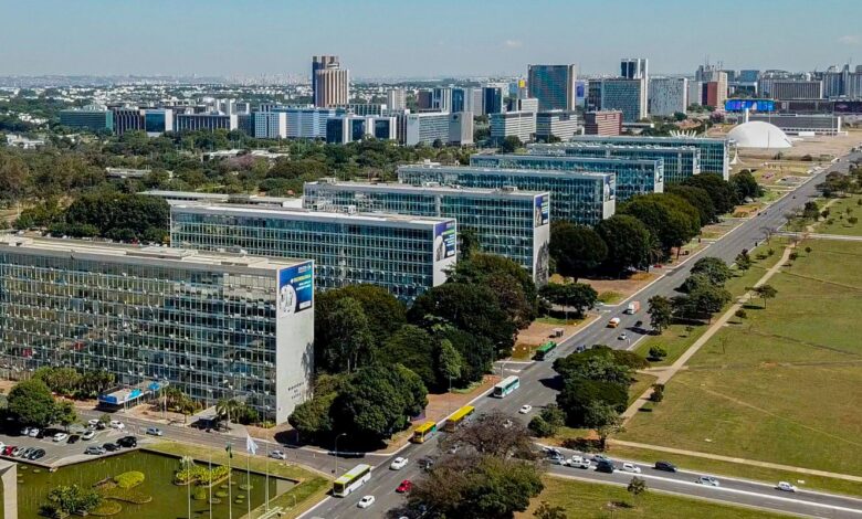 Lei reestrutura carreiras no Executivo e cria mais de 24 mil cargos