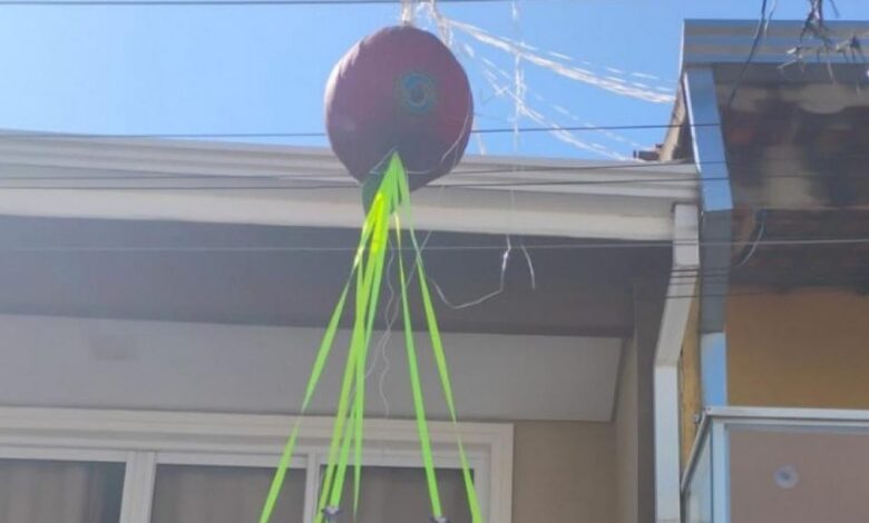 Defesa Civil paulista remove balão que caiu em casa em Carapicuíba