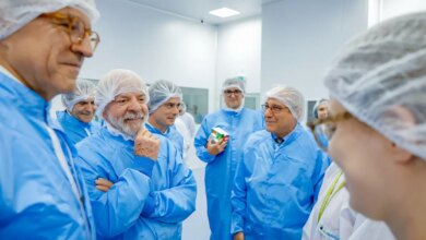 Lula visita fábrica que fornece 19 milhões de produtos ao SUS