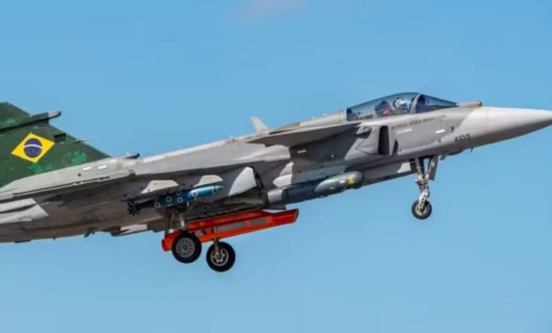 Lula batiza primeiro caça Gripen produzido no Brasil