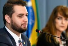 Moraes manda Filipe Martins voltar para presídio no Paraná