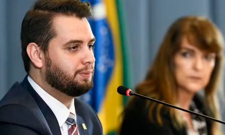 Moraes manda Filipe Martins voltar para presídio no Paraná