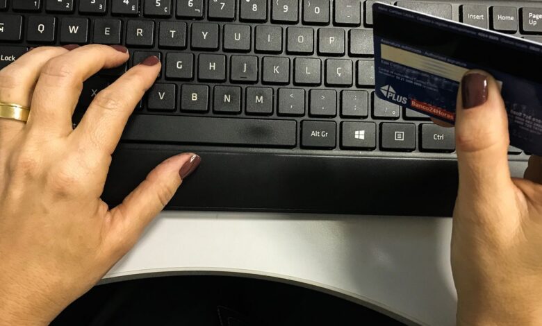 Juros do cartão de crédito pesam mais para famílias em fevereiro