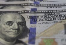 Dólar sobe e petróleo dispara com ataque militar ao Irã; entenda