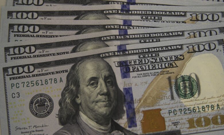 Dólar cai para R$ 5,24 em dia de correção no mercado