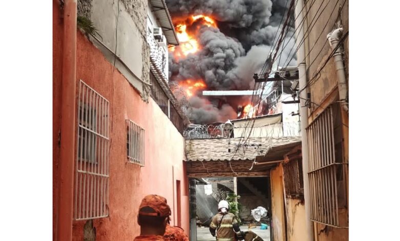 Incêndio de grandes proporções atinge galpão no Rio
