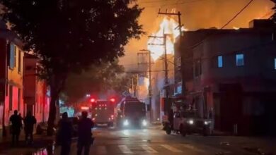 Incêndio de grandes proporções atinge fábrica no Brás, em São Paulo