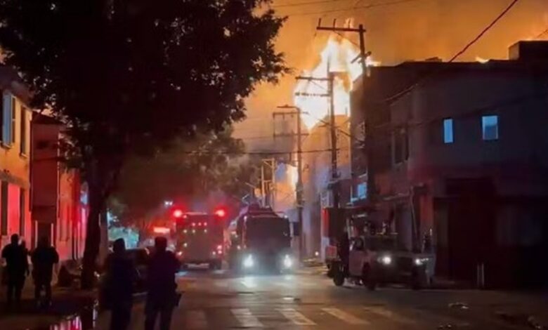 Incêndio de grandes proporções atinge fábrica no Brás, em São Paulo