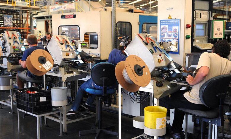 Alta da atividade industrial em janeiro não compensa perdas acumuladas