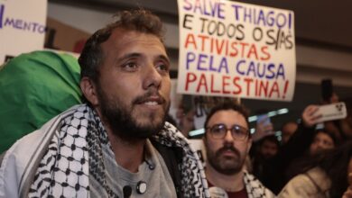 Ativista brasileiro é deportado da Argentina por ordem do governo Milei