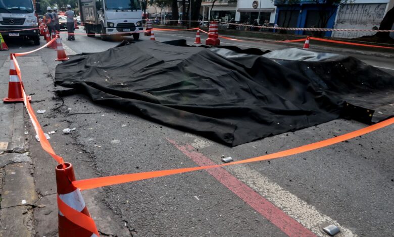 Explosão abre grande buraco na Rua da Consolação em São Paulo