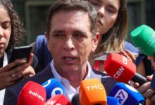 Bolsonaro recebe alta e chega em casa para cumprir prisão domiciliar