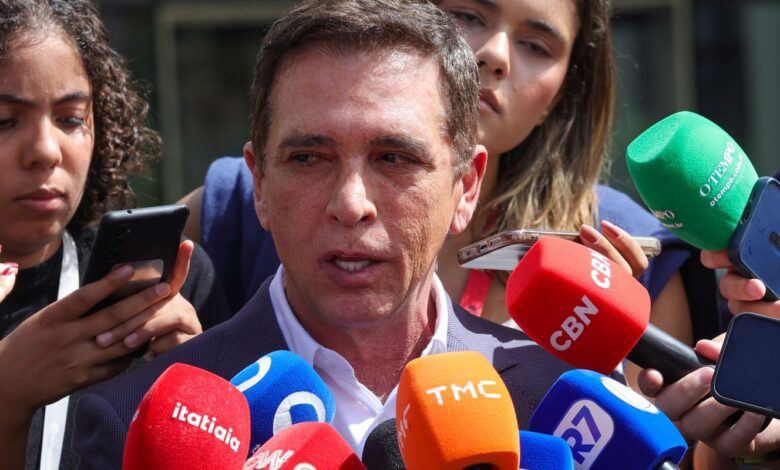 Bolsonaro recebe alta e chega em casa para cumprir prisão domiciliar