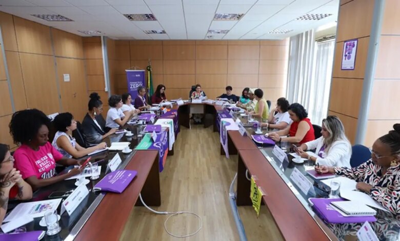 Movimento feminista protesta contra escala 6x1 e violência global