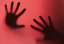 Entenda o que é vicaricídio; projeto de lei endurece pena para o crime