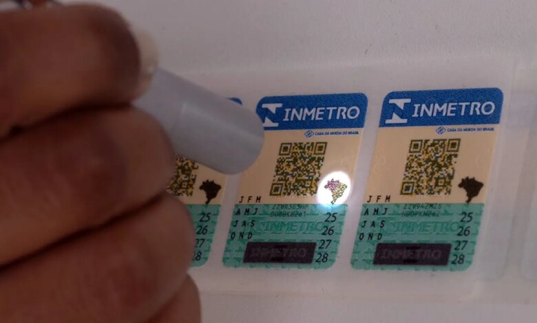 Selos antigos do Inmetro para capacete, extintor e GNV vencem em março