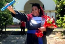 Mulher trans chega à universidade 25 anos após violência na escola