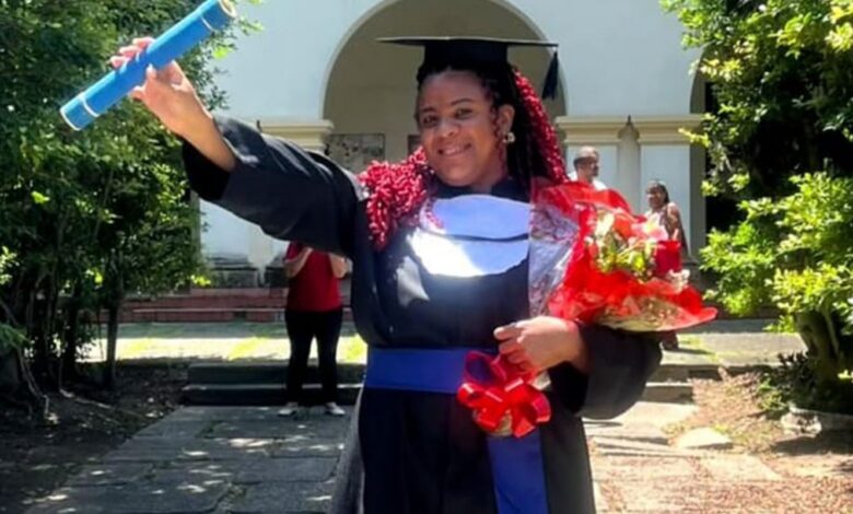 Mulher trans chega à universidade 25 anos após violência na escola