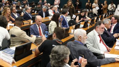 Pedido de vista adia votação da PEC do fim da 6x1 na CCJ da Câmara