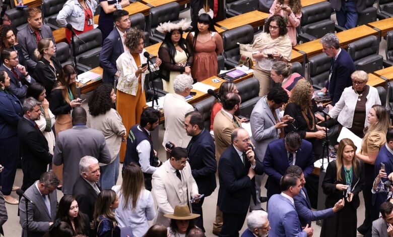 Câmara vota para derrubar veto ao PL da Dosimetria; falta o Senado