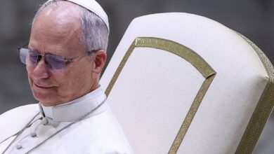 Papa Leão XIV critica mundo "devastado por tiranos"