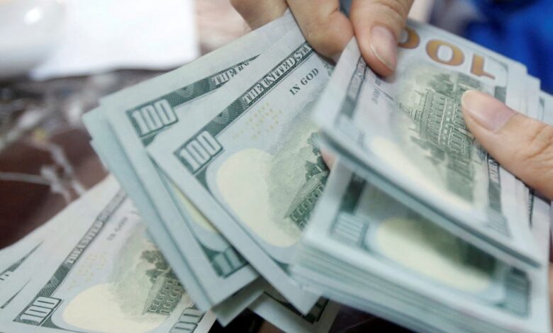 Dólar sobe a R$ 5 e bolsa cai 2% em dia de tensão global