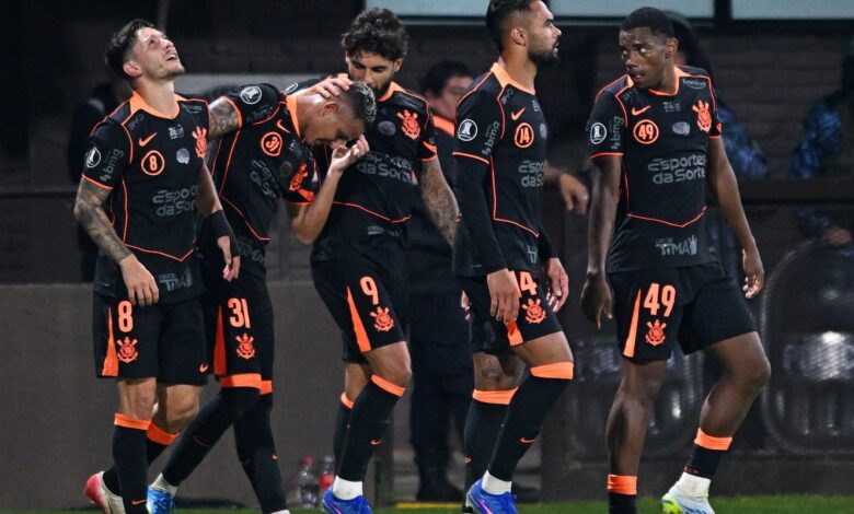 Corinthians derrota Platense na Libertadores na estreia de Diniz