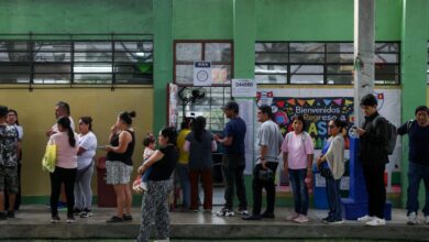 Peru: ultraconservador e esquerda disputam voto a voto para 2º turno