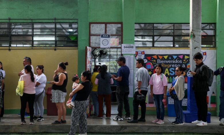 Peru: ultraconservador e esquerda disputam voto a voto para 2º turno