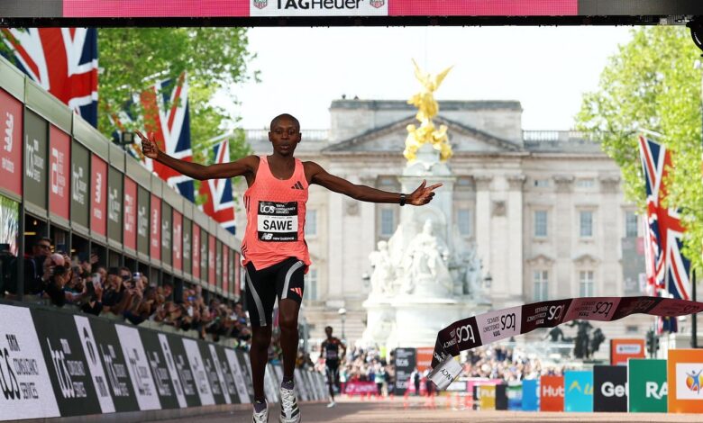 Queniano se torna primeiro atleta a correr maratona abaixo de 2 horas