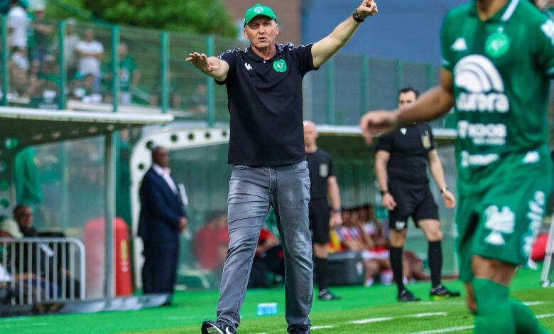 Chapecoense anuncia demissão do técnico Gilmar Dal Pozzo